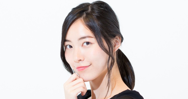 松井珠理奈、ベッドで“胸元チラリ” 10年ぶり写真集の“大胆”オフ