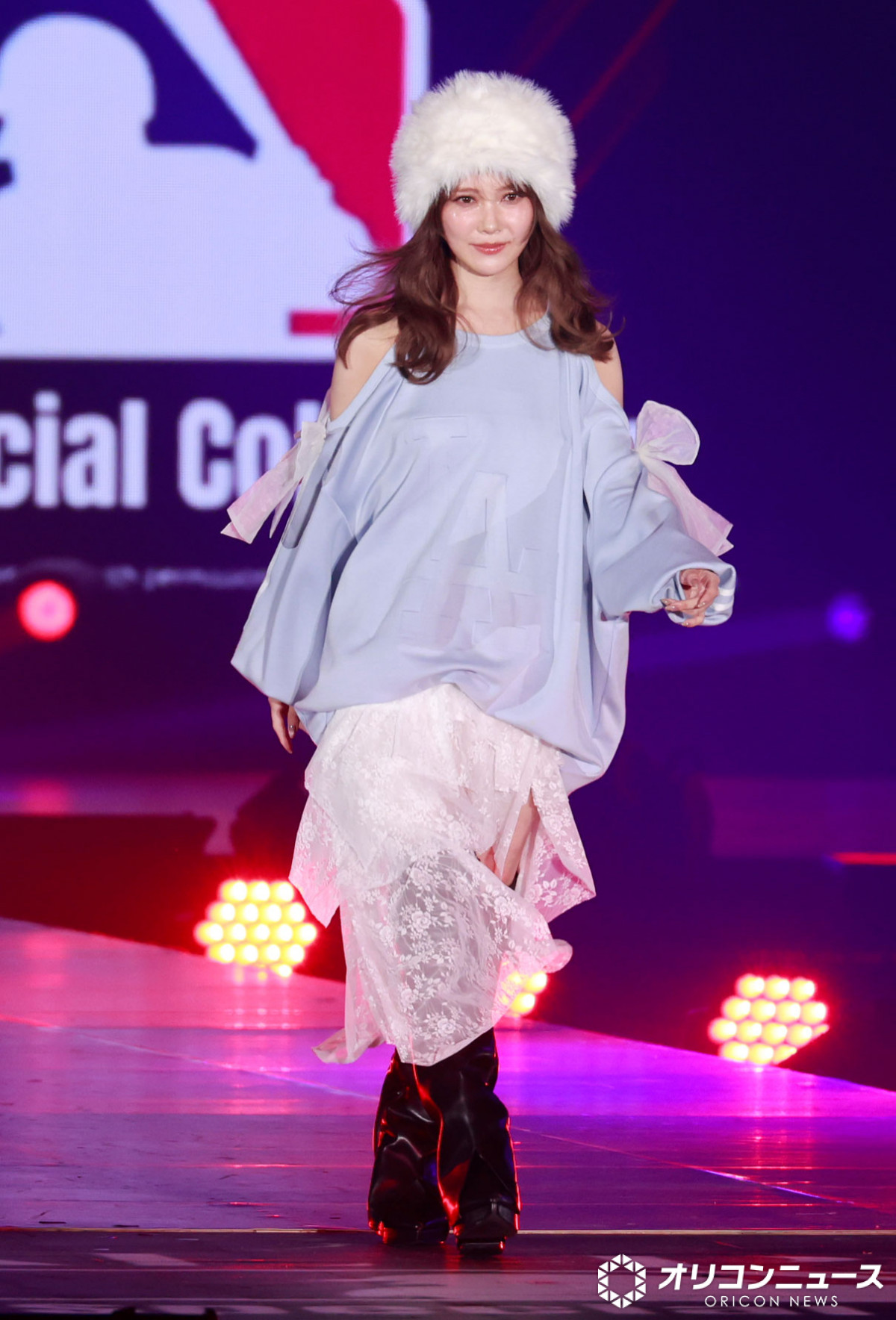 加藤史帆、カジュアルな肩出しコーデで“メロさ”演出 「MLB SPECIAL