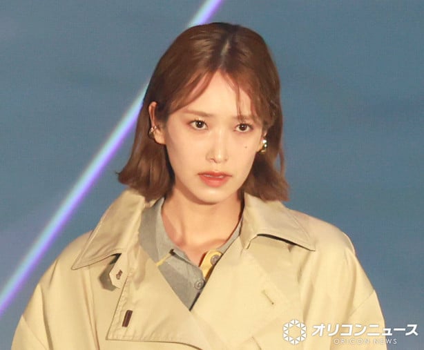 ガルアワ】元日向坂46佐々木久美、トレンチコートを長身スタイルで抜群