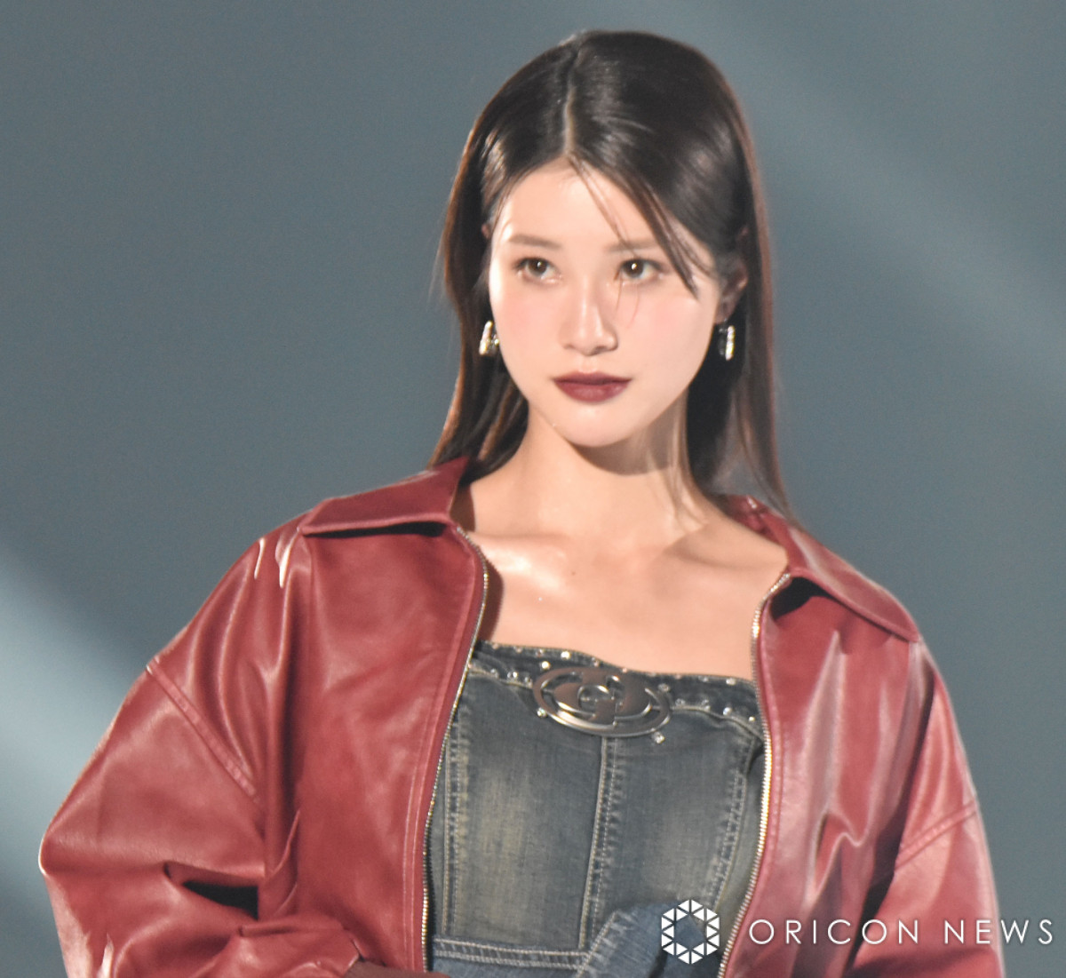 TGC』生見愛瑠、大胆スリットから美脚チラリ 赤ジャケットで大人の色気