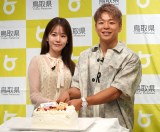 武尊&川口葵、夫婦そろって初公の場で「あーん」 サプライズウェディングケーキで初入刀