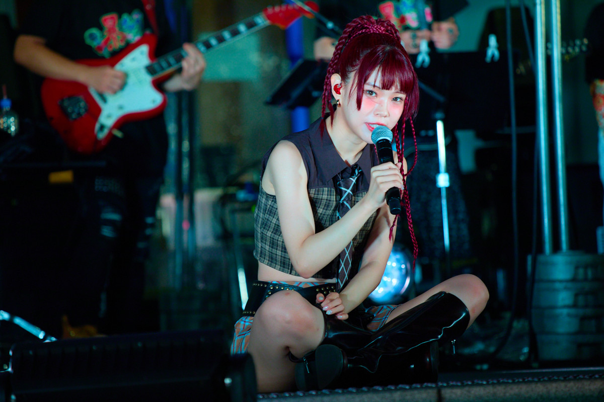 アイナ・ジ・エンドが新宿でゲリラライブ 約3000人が熱狂、アフター