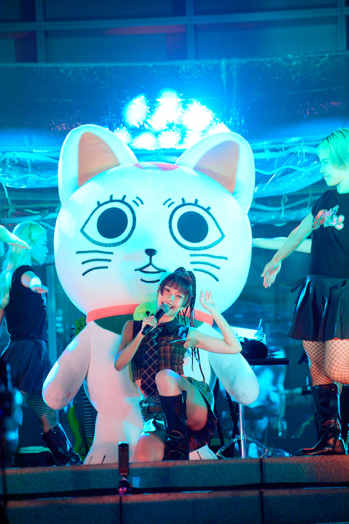 アイナ・ジ・エンドが新宿でゲリラライブ 約3000人が熱狂、アフター