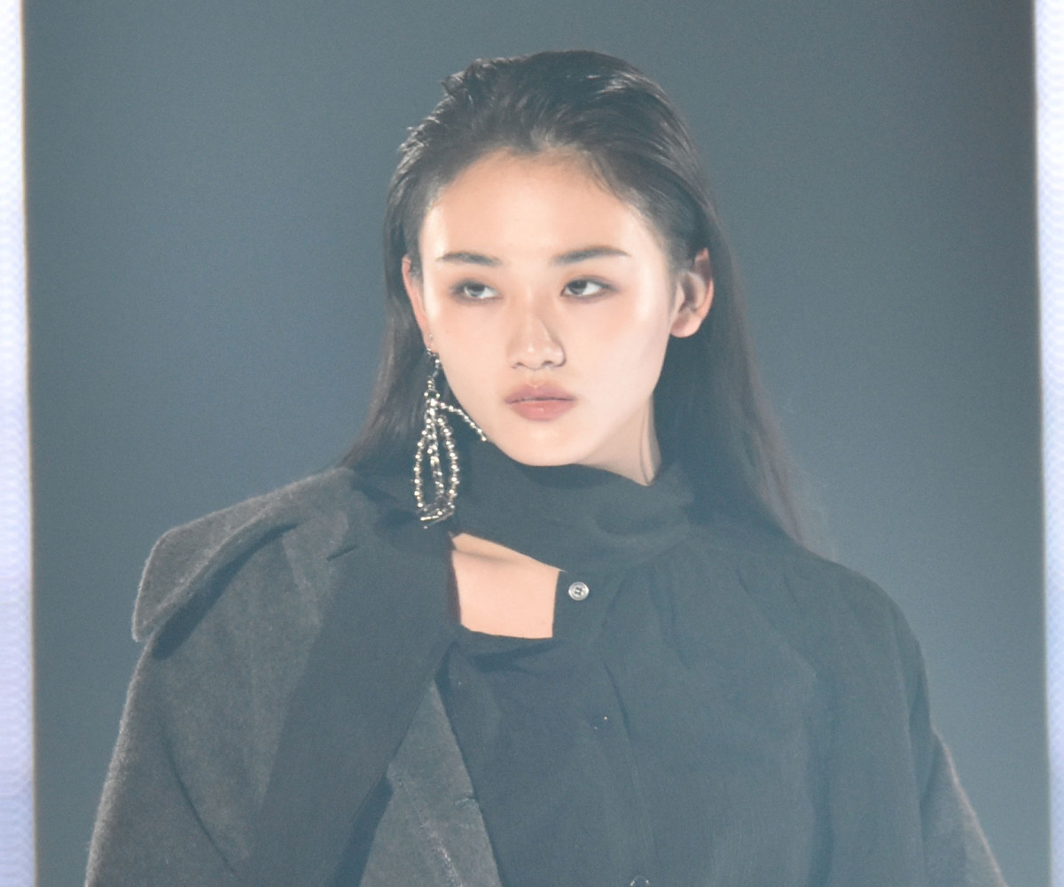 TGC』櫻坂46・山崎天、ロングコートなびかせ圧巻ランウェイ 洗練美に