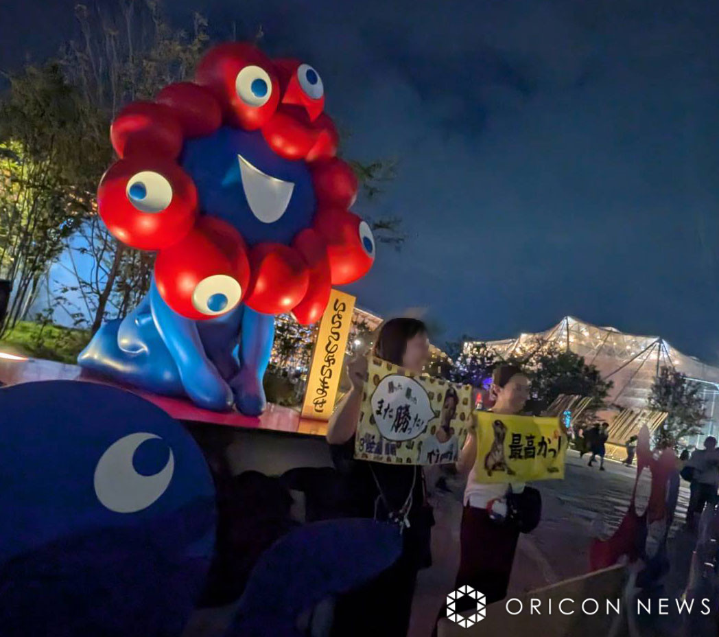 阪神タイガース優勝、万博にも虎党 ミャクミャク様と記念撮影 会期は