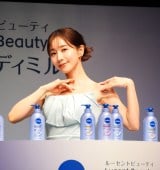 田中みな実、つややか美デコルテに手を這わせアピール 映像投影で照れ笑い