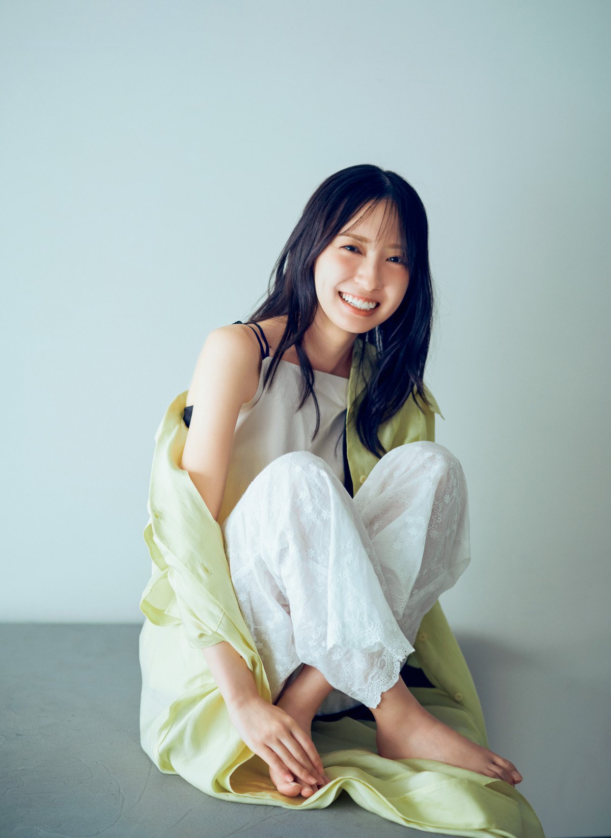 日向坂46金村美玖、透明感抜群な夏の肌見せコーデ 『マガジン』表紙