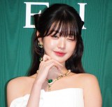 IVEウォニョン、エメラルド×純白ドレスで圧巻の美 『ブルガリ』イベントに登場