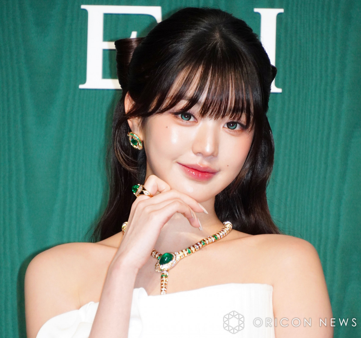 IVEウォニョン、エメラルド×純白ドレスで圧巻の美 『ブルガリ