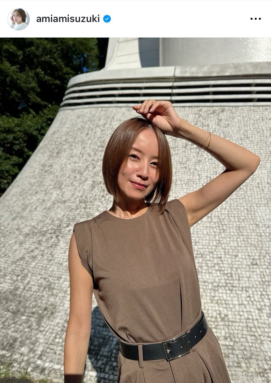 43歳・鈴木亜美、美脚のぞく膝上丈の私服ショット「スタイル良すぎ