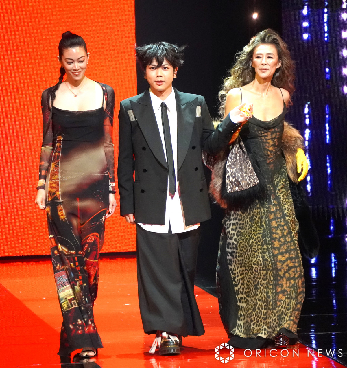 ジャンポール・ゴルチエ　シャーリングロングドレス 画像・写真 | 萬田久子67歳、胸元ざっくりドレスで堂々ランウェイ 増田