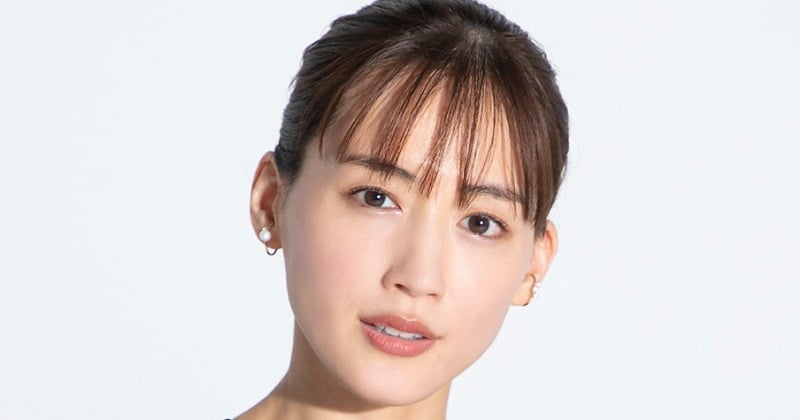 綾瀬はるか、超ミニ丈で“太ももチラリ”「珍しくお御足が」「いつもと感じが違う!!」