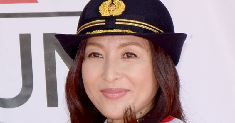 56歳・かとうれいこ、27年ぶりの写真集“谷間チラリ”な表紙公開「レジェンド」「美しい」