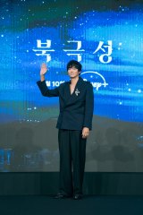 �J���E�h���E�H�����I���W�i���؍��h���}�V���[�Y�w�k�ɐ��x���씭�\��ɂāiC�j2025 Disney and its related entities 