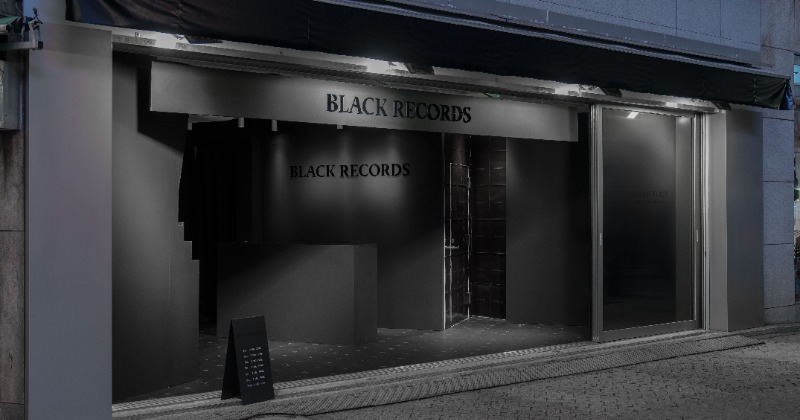 渋谷に登場した“視覚情報ゼロ”のレコードショップ『BLACK RECORDS