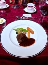 YOSHIKIという体験――音も食もアートも、そして涙とユーモアも、すべてを味わったプレミアムディナーショー初日【体験レポート】 