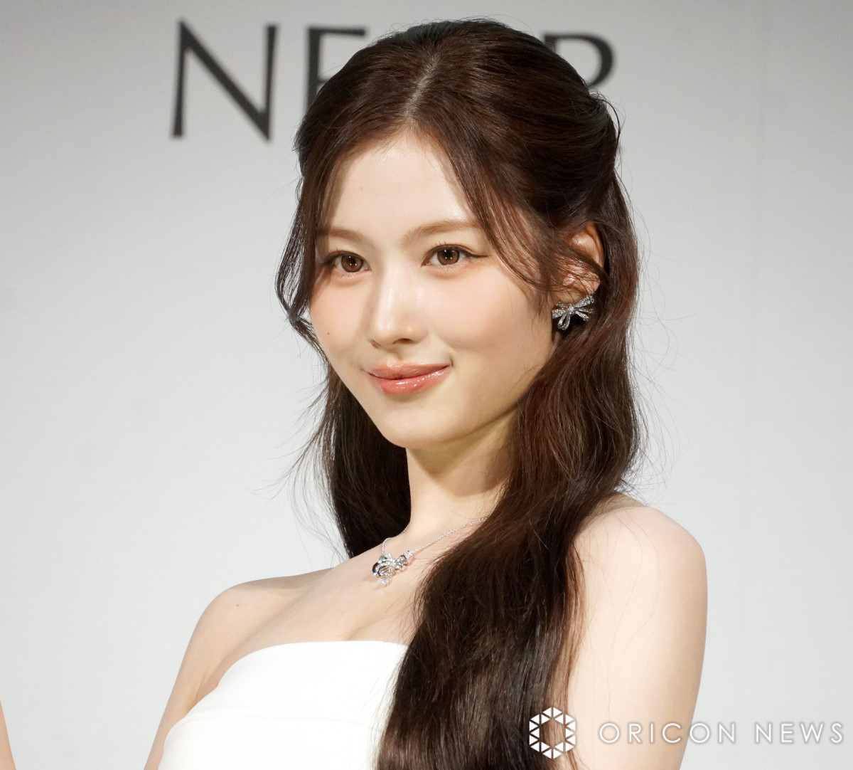 TWICE・SANA、“美ボディ”際立つドレス姿で登場 東京ドーム公演を笑顔で