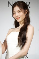 TWICE・SANA、“美ボディ”際立つドレス姿で登場 東京ドーム公演を笑顔で