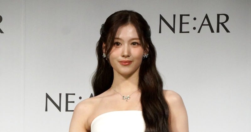 TWICE・SANA、“美ボディ”際立つドレス姿で登場 東京ドーム公演を笑顔で回想「楽しかった!」