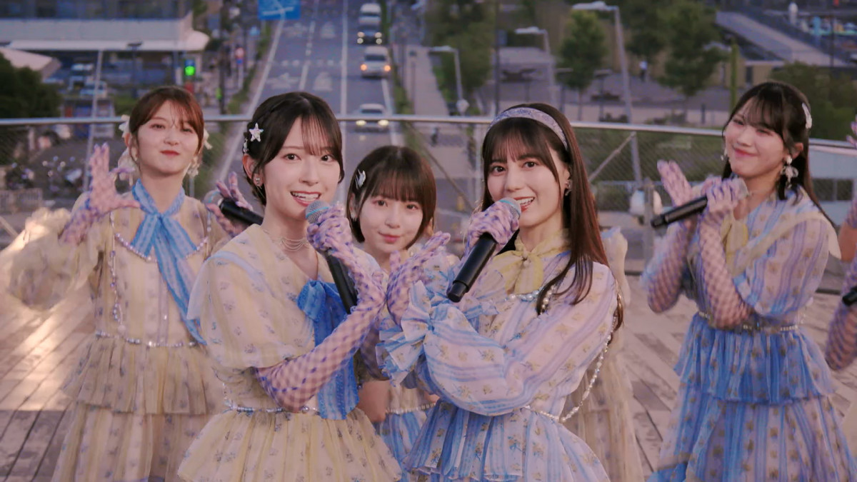 日向坂46、横浜港大さん橋で「お願いバッハ！」パフォーマンス