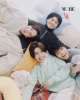 山田涼介、『MORE』表紙でまっすぐな眼差し パーカ、スーツ、メガネ…5