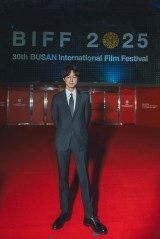 �u��30�񊘎R���ۉf��Ձv�̃��b�h�J�[�y�b�g�ɉf��w�Տ�̌������x��������Y 