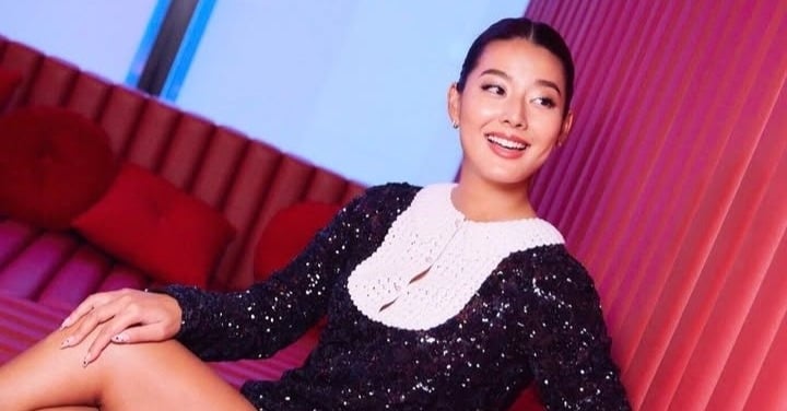 35歳・すみれ、太もも美脚まぶしい足組みショットに「So beautiful」「すっげー!美人」と絶賛の声