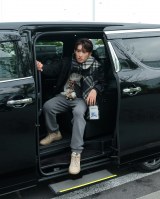 Snow ManN񂪃o[o[ 2026tăRNVZHc`ɓo(C) Courtesy of Burberry 