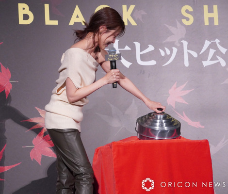 �f��w�u���b�N�E�V���[�}���x�̑�q�b�g��畑�䂠�����ɓo�d�����L���ˏ� �iC�jORICON NewS inc. 