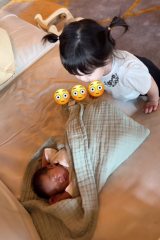 ������̂���1�l�̒�������ċ���1�΂̏��̎q�i��moontwins.0810���j 