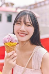 日向坂46河田陽菜、自分のぬいぐるみ持参で”パジャマショット” すらり