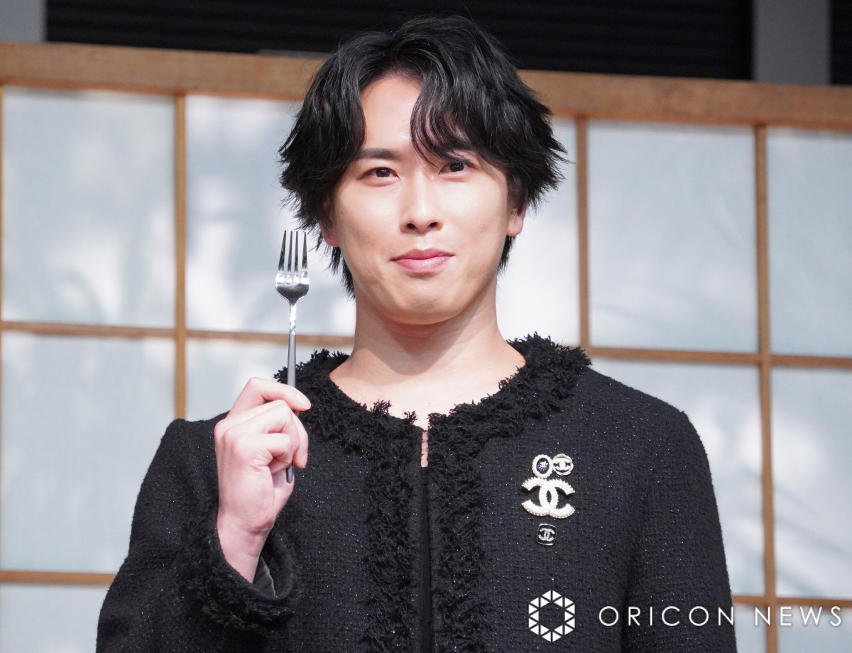 Snow Man宮舘涼太、“ワニの革”台本カバー披露「もっとボロボロにしたい