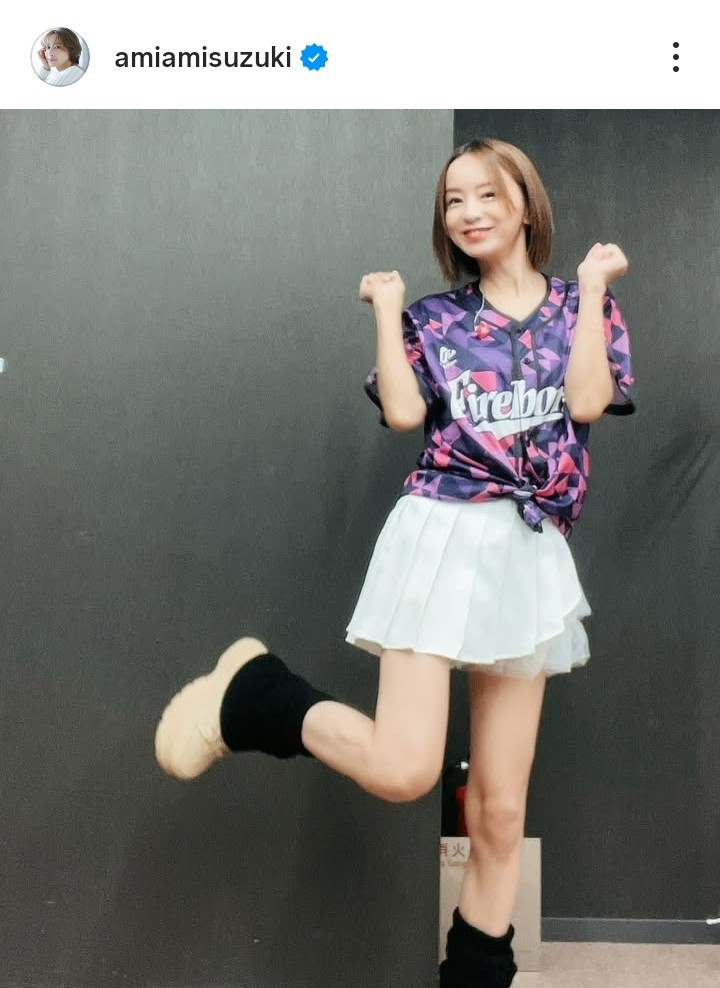 画像・写真 | 43歳・鈴木亜美、美脚あらわな白の超ミニスカショット