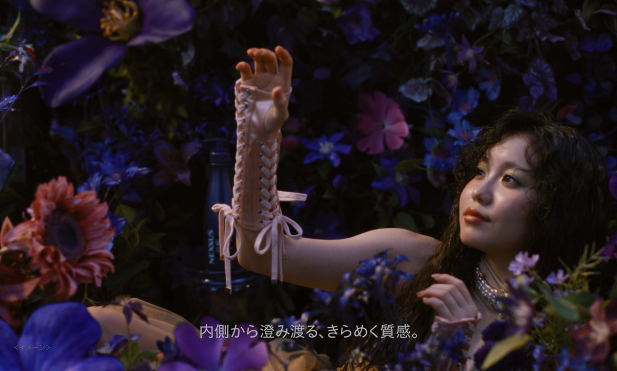 hana様 画像・写真 | HANA、鮮やかな花に囲まれ“はかなげ表情” ヘアケア