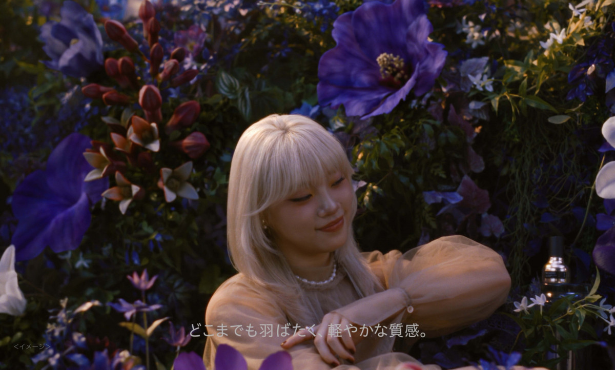 HANA、鮮やかな花に囲まれ“はかなげ表情” ヘアケアブランドCMに喜び