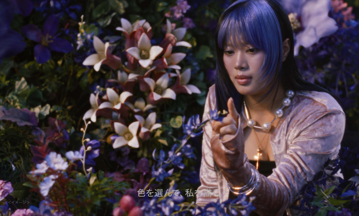HANA、鮮やかな花に囲まれ“はかなげ表情” ヘアケアブランドCMに喜び