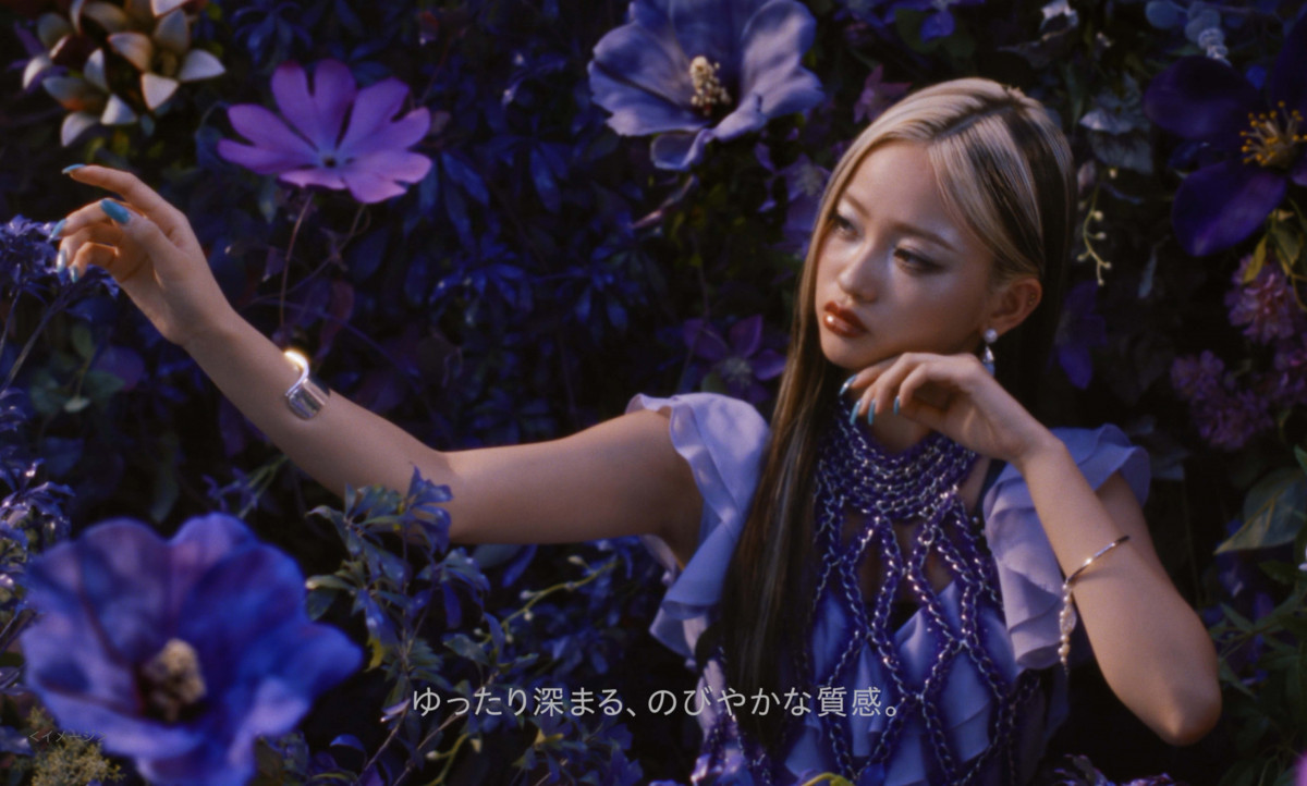 HANA、鮮やかな花に囲まれ“はかなげ表情” ヘアケアブランドCMに喜び