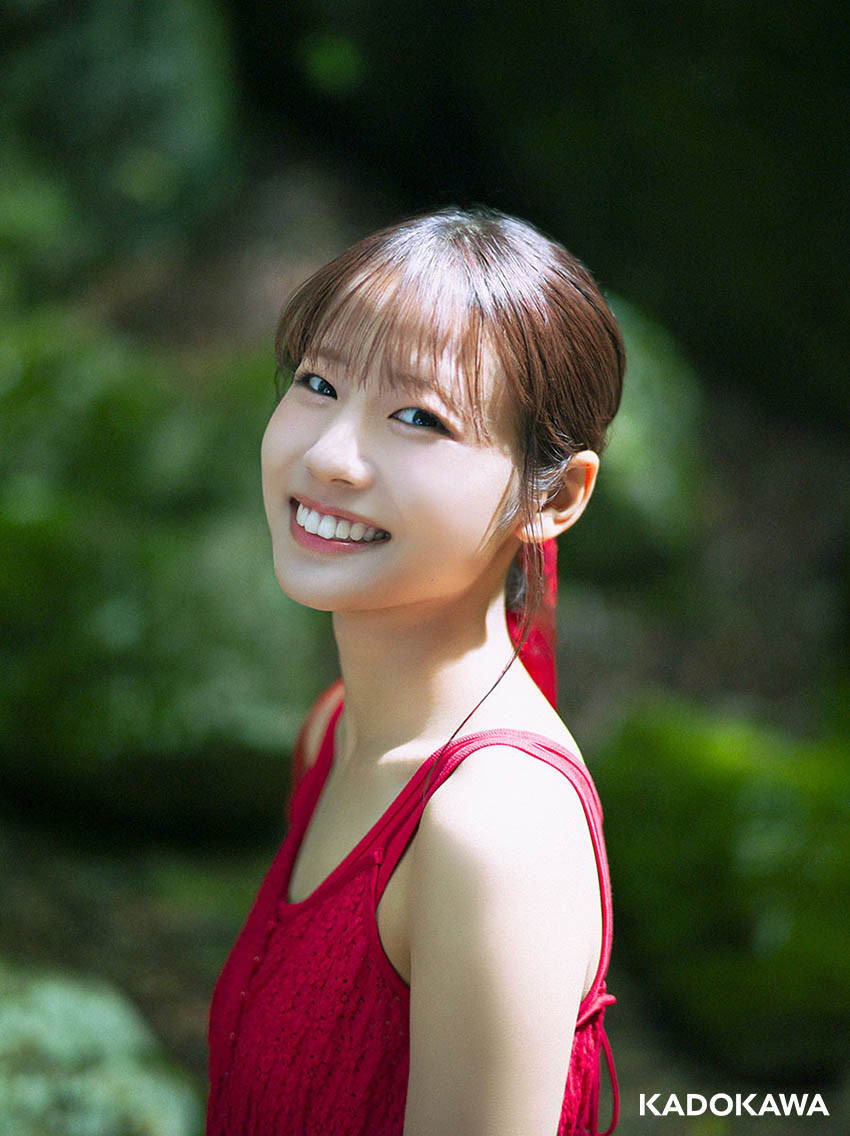 葉山風花、赤ワンピース姿で美脚ショット 初カレンダー発売決定で舞台