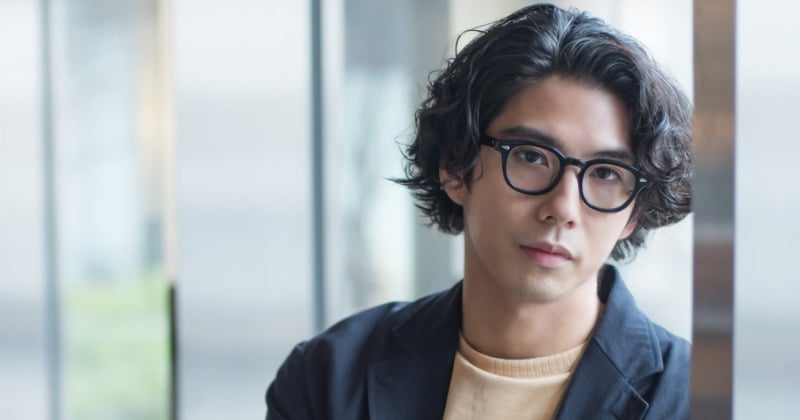 「良いパパだ」賀来賢人、“じゃれあう”日常ショットに反響続々「かわいすぎる パパ大好きなんですね」「幸せそう」 妻は榮倉奈々