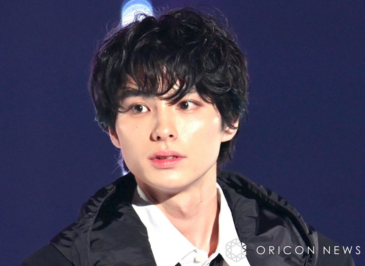 本田響矢が『AERA』表紙に登場 蜷川実花氏撮影の“黒スーツ”ショットに