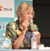 �t�W�b�R�w���b�`���x�̐V���i���\��ɏo�Ȃ����R���q�q �iC�jORICON NewS inc. 