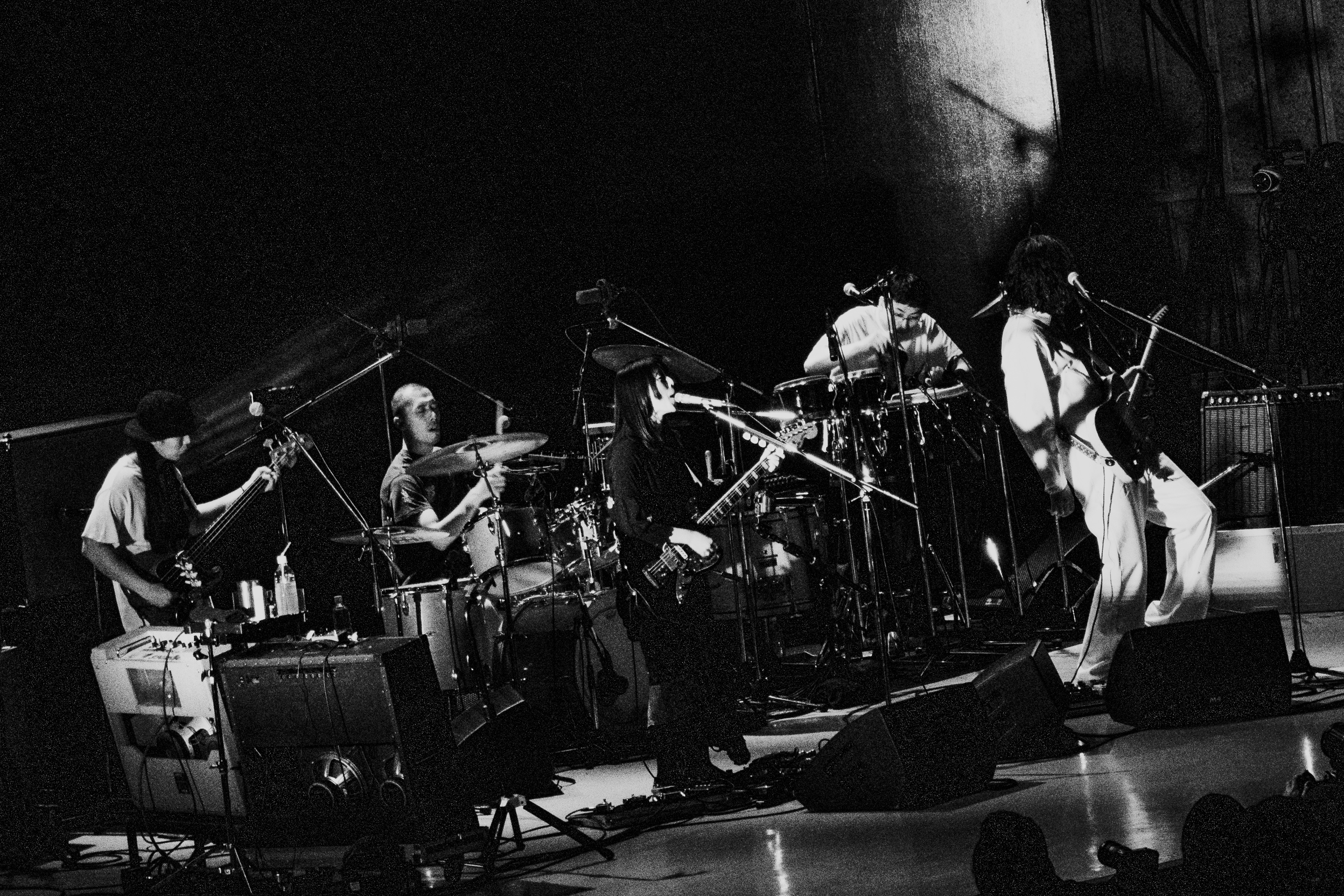 カネコアヤノ率いるkanekoayano、終了したばかりのツアーのライブ