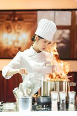 ���i��Netflix�V���[�Y�w�\�N�̃V�F�t�x�Ɛ�z�M���i�񋟁F�X�^�W�I�h���S���j 