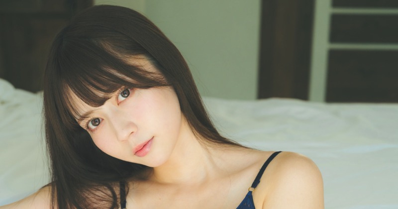 水瀬さらら、ネイビービキニで