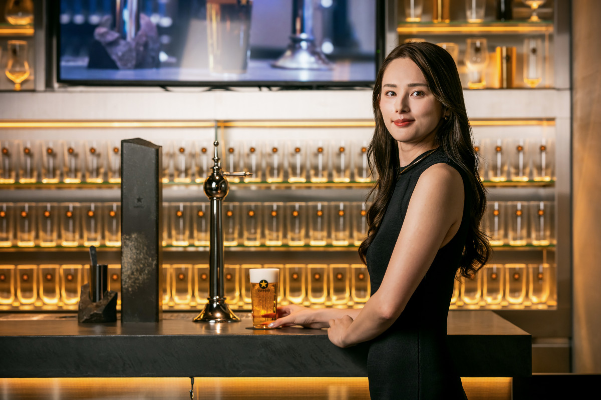 蒼瀬くるみ、銀座「黒ラベル THE BAR」で“完璧な生ビール”に感激「全集