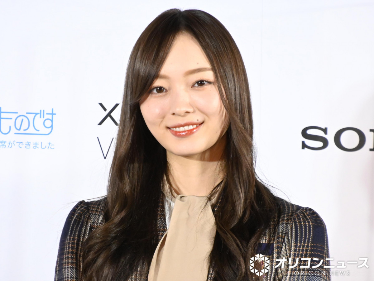 乃木坂46・梅澤美波、ほっそりウエスト際立つへそ出しショットとともに