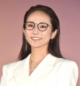 木村文乃、純白衣装でメガネ輝く ラウールと共演した『愛の、がっこう。』の“チワワ先生”は「メガネなくして成り立たなかった」