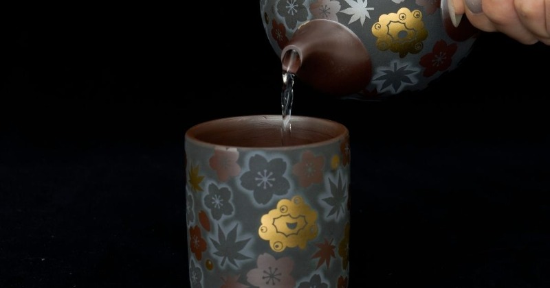 ミャクミャク、天皇陛下献上作家の新作に…萬古焼 伝統美×未来を象徴