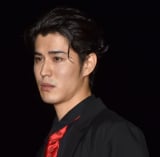 寛一郎、映画『爆弾』のジャパンプレミアで爆弾発言 長めのレッドカーペット&濃厚ファンサで「僕の膀胱が爆発しそう」