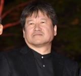 佐藤二朗、レッドカーペットをランウェイに見立ててかっ歩 大歓声にご満悦